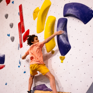 Escalade de bloc à paris Compétiteur dans une coordination